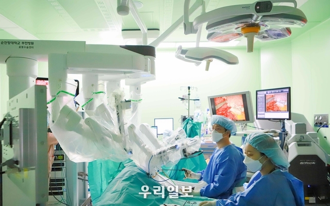 순천향대 부천병원 로봇수술센터가 ‘다빈치 Xi 로봇수술 2,000례’를 달성해 명실공히 ‘경인 지역 로봇수술 거점 병원’으로 자리매김했다. ⓒ순천향대 부천병원