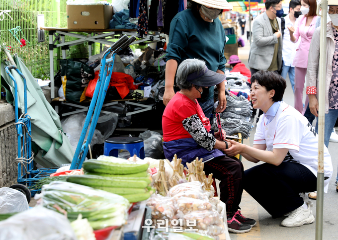 시장 상인들의 어려운 고통을 말끔히 해결하겠다며 손을 꼬옥 잡고 있는 김은혜 경기도 지사 후보