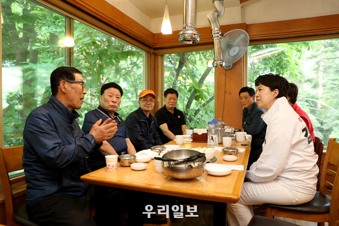 국민의힘 김은혜 경기도지사 후보가 과천시 경비원분들과 진솔한 마음을 담아 식담을 나눴다. ⓒ 김은혜 후보 캠프 제공