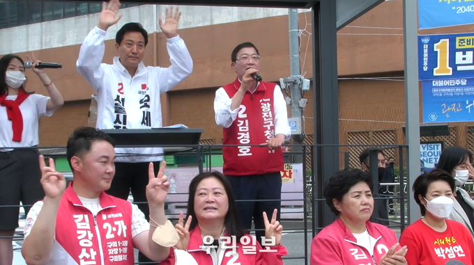국민의힘 오세훈 서울시장 후보가 광진구민들을 향해 아침인사를 하며 지원 유세를 하고 있다. ⓒ 우리일보