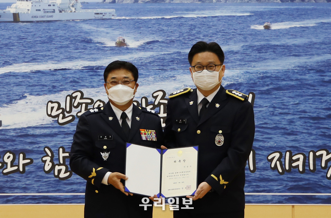 동해지방해양경찰청 강성기 청장(왼쪽)과 홍보대사로 위촉된 서경덕 성신여대 교수(오른쪽)