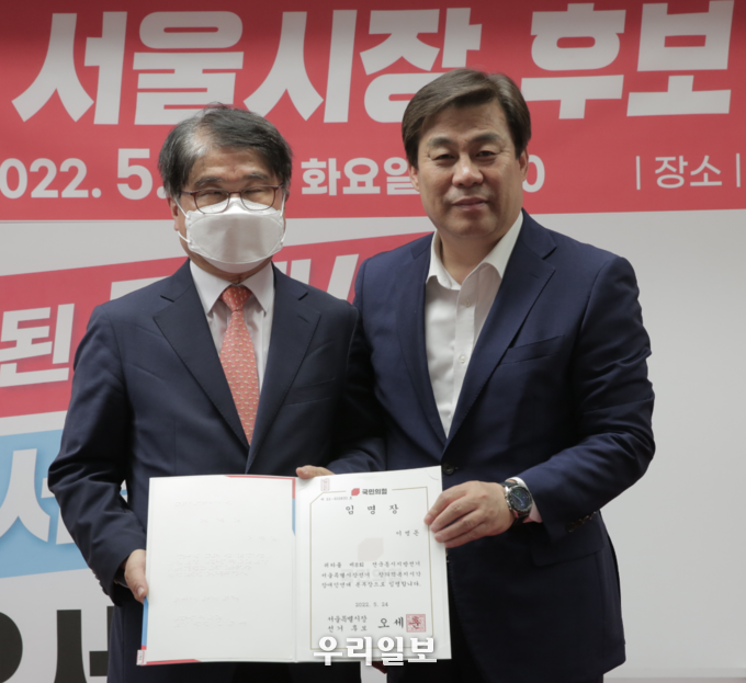 왼쪽 이병돈, 오른쪽 김선동 전 국회의원