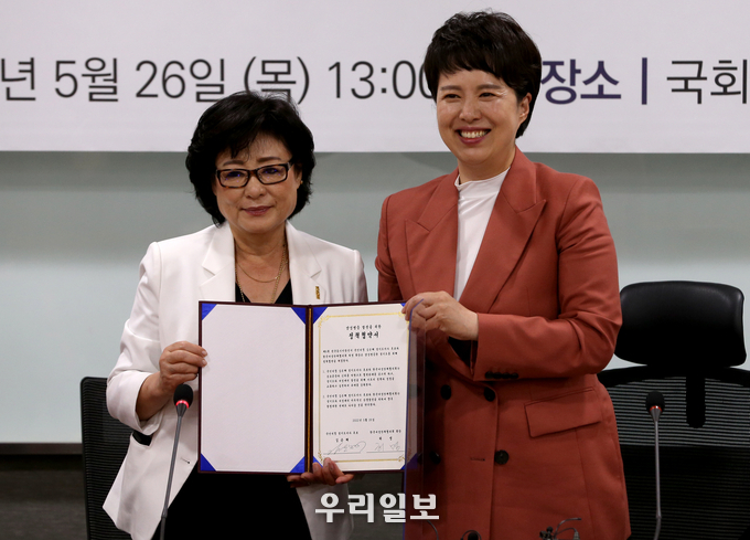 김은혜 국민의힘 경기도지사 후보와 한국여성단체협의회 허영회장과 정책협약식을 갖고 기념촬영을 하고 있다. ⓒ 김은혜 후보캠프 제공