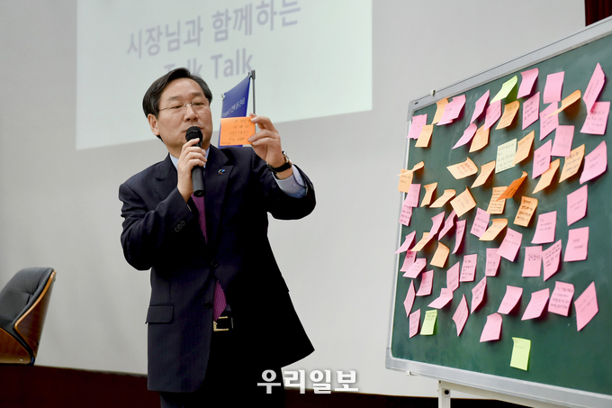 유정복 국민의힘 인천시장 후보, 재임시 직원과의 대화 ⓒ 유정복 후보 캠프 제공