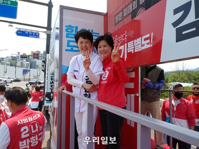 김은혜 경기도 지사 후보(왼쪽)와 서성란 경기도의원 후보가 선거운동을 하고 있다.(사진=서성란 경기도의원 후보 선거사무실)