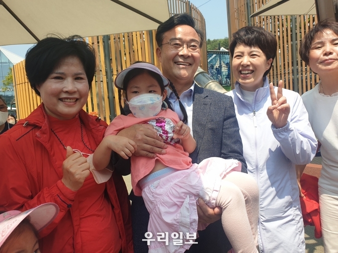 서성란 경기도의원 후보(왼쪽 첫번째)가 김은혜 경기도지사 후보와(왼쪽에서 세번째) 함께 시민들과 기념촬영을 하고 있다.(사진=서성란 경기도의원 후보 선거사무실)