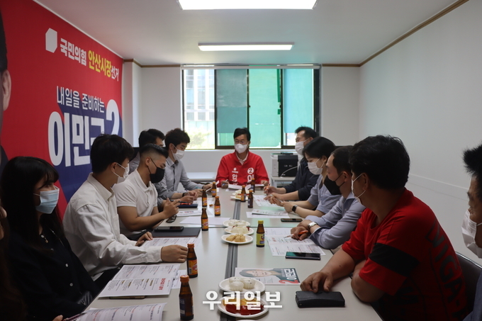 이민근 안산시장 후보가 26일 안산시 단원구 중앙동에 위치한 캠프 사무실에서 청년정책간담회를 열고 청년들과 깊이 소통한 후 이들을 위한 실천공약을 제시했다.(사진=이민근 안산시장 후보 선거 캠프)