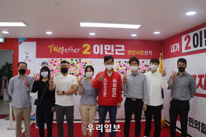 이민근 안산시장 후보가 26일 안산시 단원구 중앙동에 위치한 캠프 사무실에서 청년정책간담회를 열고 청년들과 깊이 소통한 후 이들을 위한 실천공약을 제시했다.(사진=이민근 안산시장 후보 선거 캠프)