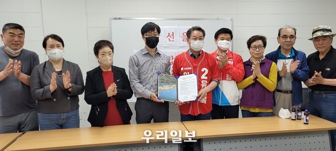 유정복 인천시장 후보와 지지자들과 기념촬영 ⓒ 유정복 훕캠프 제공