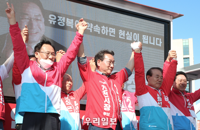 유정복 국민의힘 인천시장 선거 후보는 영흥도와 소래포구를 거쳐 계양‧부평‧서구지역을 누비며 지지 유세를 하고 있다. ⓒ 유정복후보캠프 제공