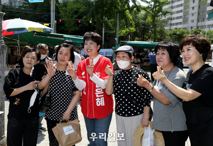 김은혜 국민의힘 후보가 환화게 웃으며 지지자들이 함께 승리의 브이와 사랑해요를 하고 있다. ⓒ 김은혜후보캠프 제공