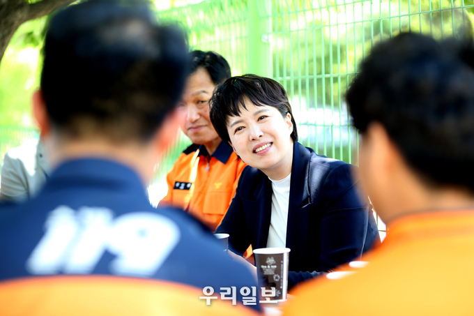 김은혜 국민의힘 경기도지사 후보가 소방대원들의 대담을 나누며 목소리를 귀담아 듣고 있다 ⓒ 김은혜 후보캠프 제공