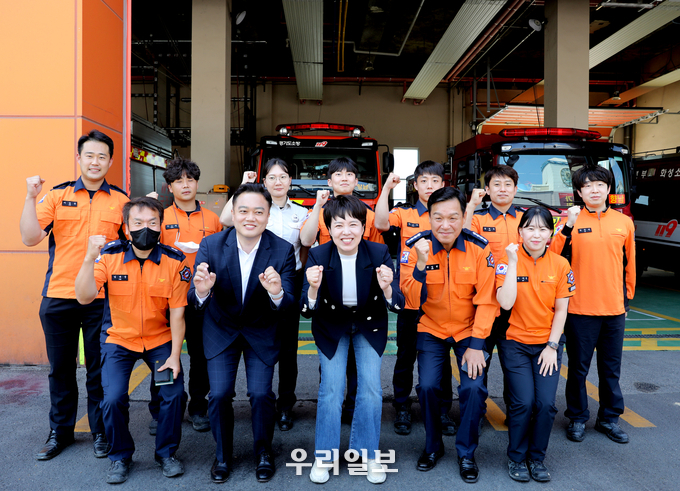 김은혜 국민의힘 경기도지사 후보가 27일, 화성소방서에서 ‘소통식탁'시간을 가진후 소방대원들과 기념촬영을 하고 있다. ⓒ 김은혜 후보캠프 제공