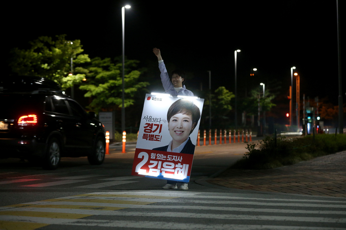 김은혜 국민의힘 경기도지사 후보가 새벽까지 파주 LG디스플레이 앞에서 늦게 퇴근하는 근로자분들께 인사하며 지지를 호소하고 있다. ⓒ 김은혜 후보캠프 제공