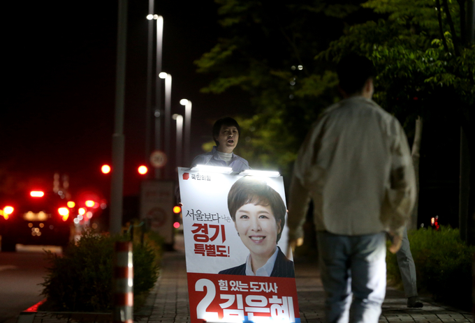 김은혜 국민의힘 경기도지사 후보가 새벽까지 파주 LG디스플레이 앞에서 늦게 퇴근하는 근로자분들께 인사하며 지지를 호소하고 있다. ⓒ 김은혜 후보캠프 제공