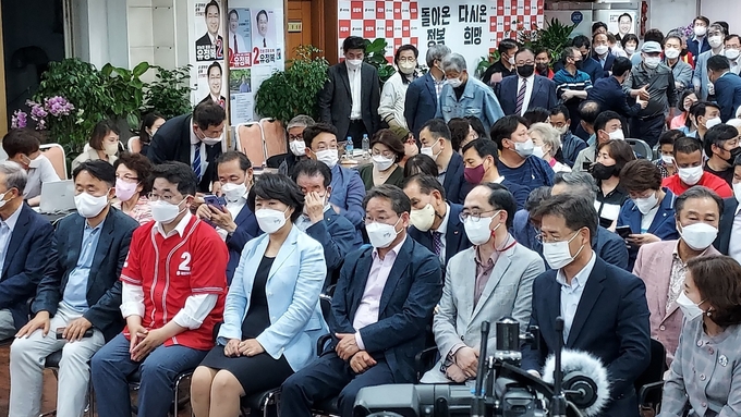 유정복 국민의힘 인천시장 후보가 부인과 함께 지지자들과 투표사항을 바라보고 있다. ⓒ 우리일보 db