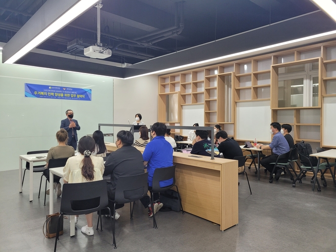 지난 31일 주거복지 인력양성을 위한 업무협약식에서 (사)주거복지연대 남상오 이사장이 인삿말을 전하고 있다.