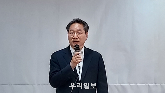 유정복 국민의힘 인천시장 후보가 기자회견을 가지고 인사말과 기자들 질문에 답변을 하고있다. ⓒ 우리일보 db