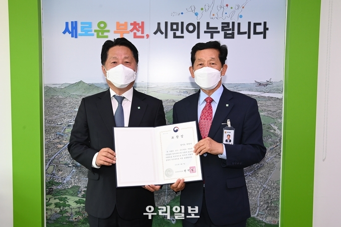 장덕천 부천시장(왼쪽)과 민병재 통합돌봄과장(오른쪽)이 표창장을 들고 기념촬영을 하고 있다 ⓒ부천시청