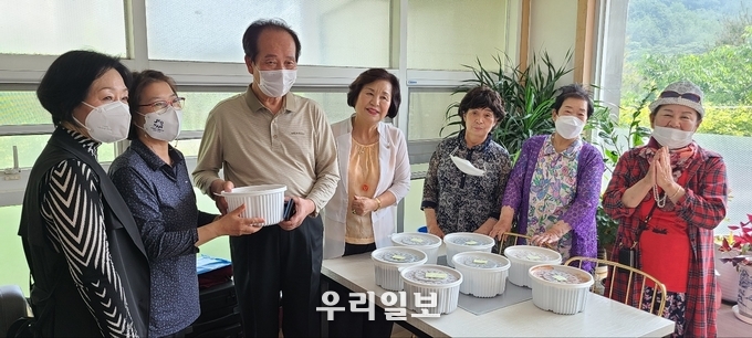 반찬나눔 행사를 진행하고 있다.ⓒ (사)국제희망나눔네트웍크 제공