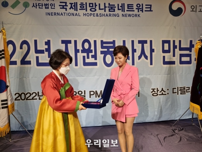 이미자 이사장이 가수 문희옥에게 감사패를 수여하고 있다. ⓒ (사)국제희망나눔네트웍크 제공