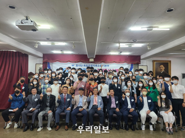 흥사단 독립유공자후손돕기본부가 현충일을 맞아 독립유공자 후손들에게 장학증서를 전달했다.