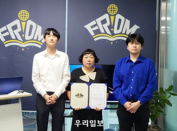 지난 7일 e-스포츠 프롬아카데미에서 왼쪽부터 김솔감독, 충남 공주부여청양 박순옥 지회장, 이대형 원장 기념사진