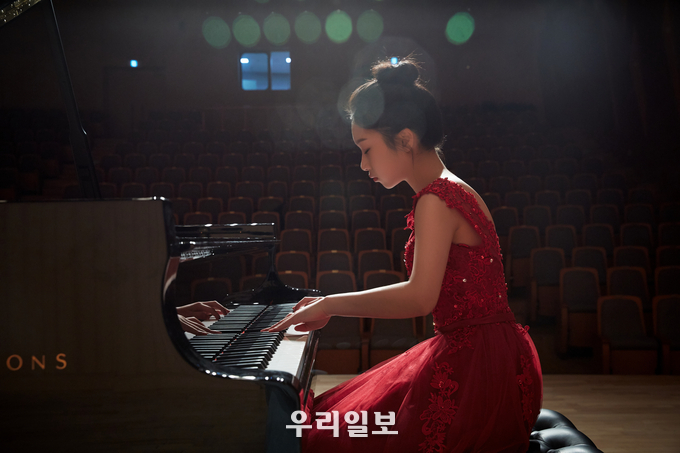  김미선 홍보대사가 피아노를 연주하고 있다.