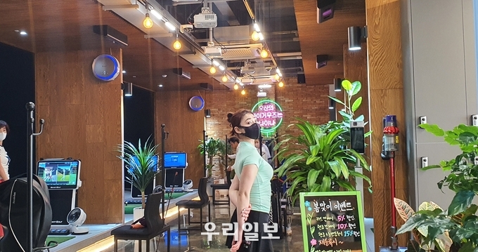백윤정 골퍼가 골프 아카데미에서 포즈를 취하고 있다.