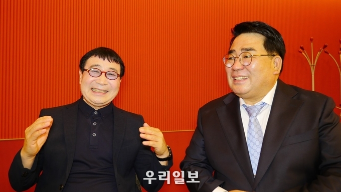 LCM에너지솔루션 나주산단 공장을 방문한 블루애플자산의 대표 겸 CIO 투자총책임자 자명(외쪽)과 LCM에너지솔루션 이병흥 회장(오른쪽)이 인터뷰를 하고 있다.