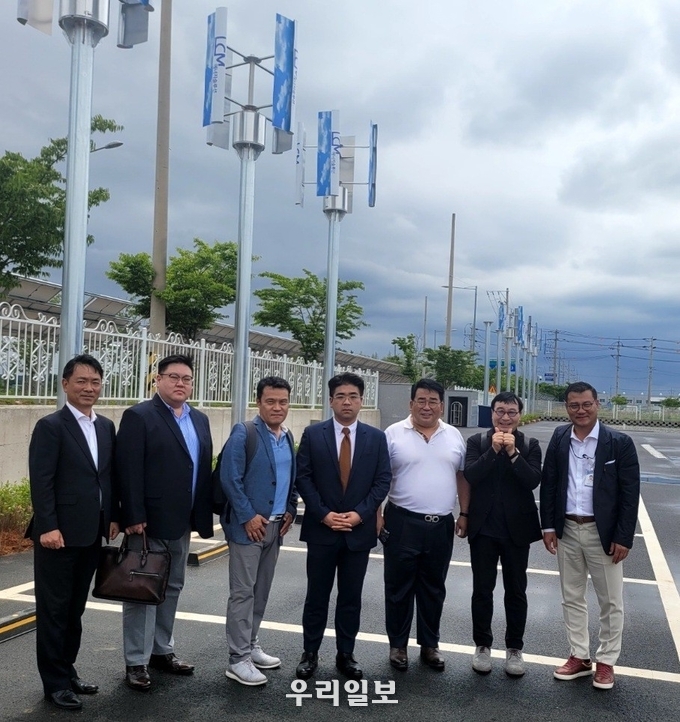 블루애플자산의 대표 겸 CIO투자총책임자 자명 대표(오른쪽 두번째)와 LCM에너지솔루션 이병흥 회장(오른쪽 세번째)가 일행들과 기념촬영을 하고 있다. 