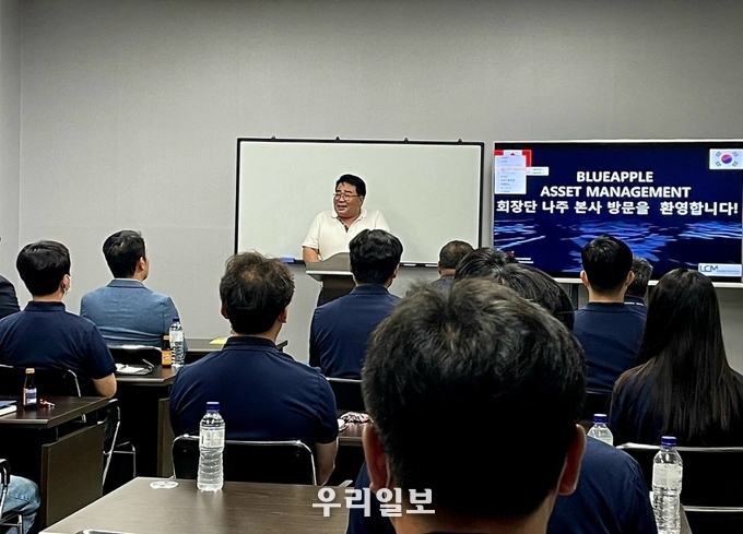 LCM에너지솔루션 이병흥 회장이 나주 본사를 방문한 협력사 및 관련회사 회장단에게 환영 인사말을 하고 있다.