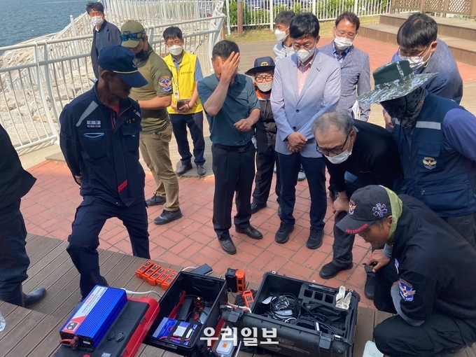 이민근 안산시장 당선인이 시화호조력발전소 수난사고 현장을 방문해 민간해양구조대 관계자를 격려하고 드론수색장면을 지켜보고 있다.(사진=안산시장 인수위원회)