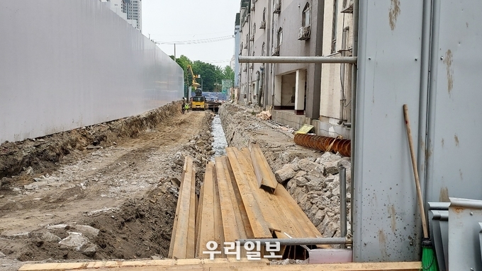 강제로 수용재결된 토지 , 인천 중구 신흥동 공사 부지 옆 미추홀구 사업부지는 가림막을 쳐놓고 공사를 진행하고 있다. 우리일보 db