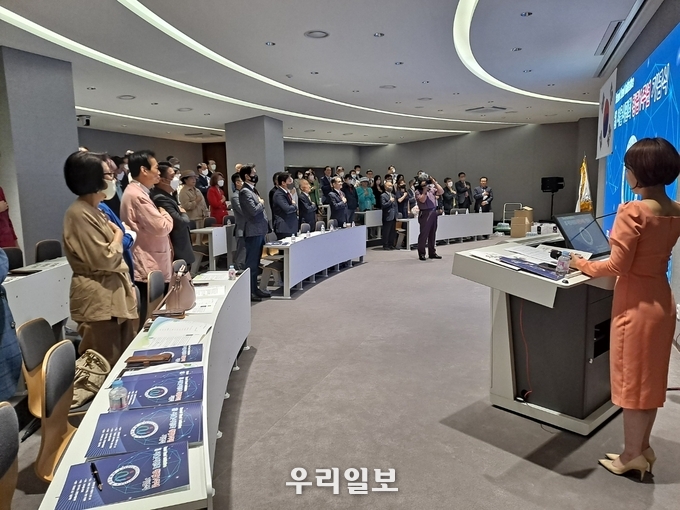 6월15일 오후 3시 부터 (사)서울시민회가 창립 1주년 기념식 행사에서 참석자들이 국민의례를 하고 있다. 
