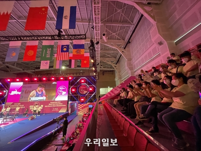 ‘2022평택세계장애인역도아시아-오세아니아오픈선수권대회’에 주인공인 참가 선수단과 더불어 평택 시민서포터즈와 자원봉사자들이 함께 응원하고 있다. ⓒ 평택시청 제공