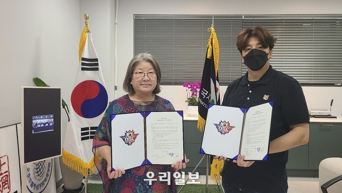 지난 20일 국제e-스포츠진흥원에서 국제e스포츠진흥원 전옥이 이사장(왼쪽)과 맘모스체인 백종윤 의장(오른쪽)이 업무협약을 체결하고 있다.(사진제공=뉴스아이이에스)