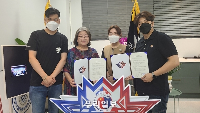 지난 20일 국제e-스포츠진흥원에서 (왼쪽부터)맘모스 주상 공동설립자, 국제e스포츠진흥원 전옥이 이사장, 맘모스 유영화 공동설립자, 백종윤 의장이 NFT, Metaverse e-스포츠 콘텐츠 개발 업무협약을 체결하고 기념촬영을 하고 있다.(사진제공=뉴스아이이에스)