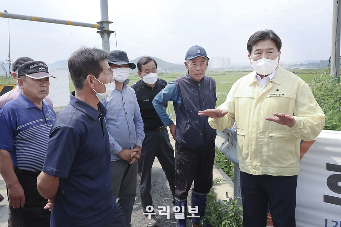 임병택 시흥시장이 가뭄 현장을 방문해 농업인들과 소통하고 있다.(사진=시흥시청)