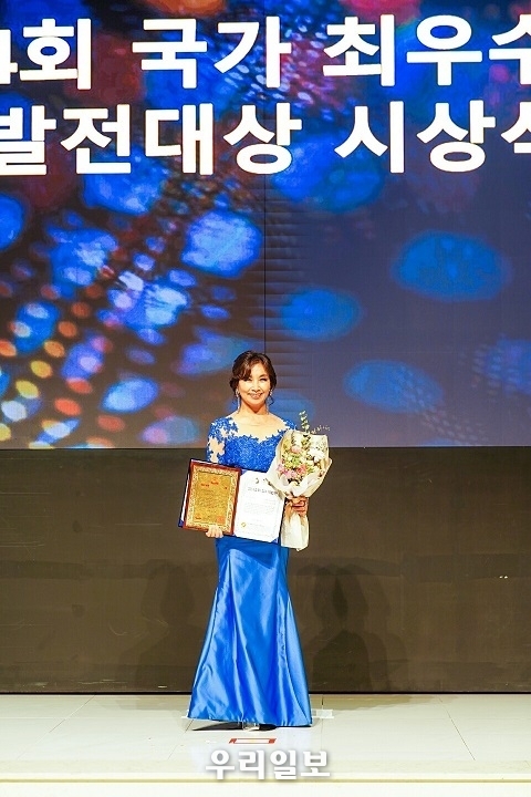 지난 6월 17일 조미경 모델이 제4회국가최우수 지역발전대상식에서 대한민국문화산업발전 대상을 수상받고 기념촬영을 하고 있다.