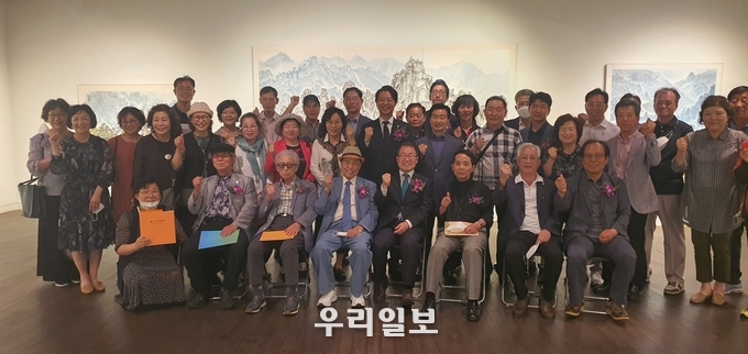 오픈닝행사에 참석한 관계자들과 기념사진