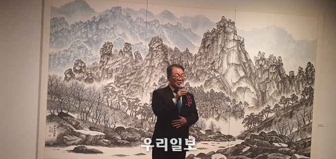 정산 홍기윤 화백이 오프닝행사에서 참석한 관계자들에게 인사말을 하고 있다. 