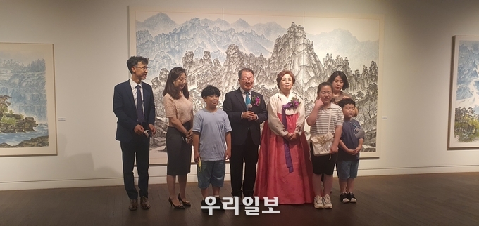 정산 홍기윤 화백 부부와 자녀ㆍ손주ㆍ손녀들이 기념촬영을 하고 있다.