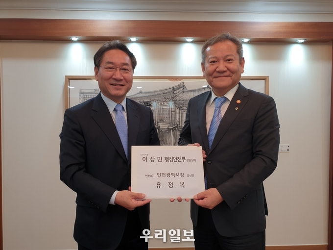 유정복 인천시장 당선인이 이상만 행정안전부 장관을 만나 현안을 건의했다. ⓒ 유정복 인수위 제공