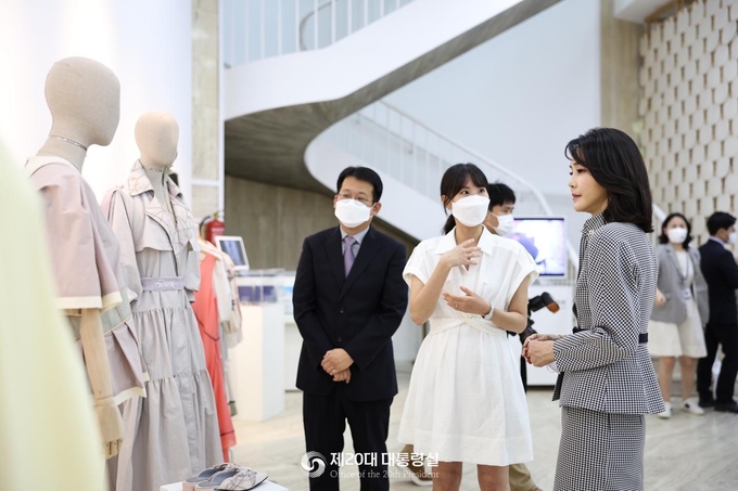 김건희 여사가 스페인 한국문화원에 방문했다.ⓒ 대통령실 제공