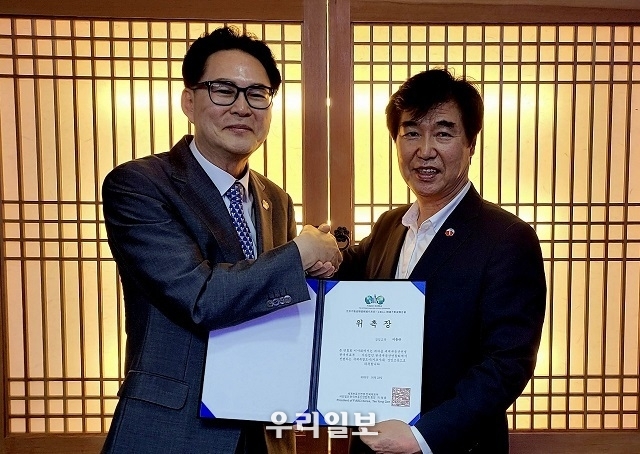6월 29일 (사)세계부동산연맹 한국대표부 지태용 회장(왼쪽)이 국민의힘 중앙당서울시 이동규 후원회장(오른쪽)에 상임고문 위촉식을 갖고 기념촬영을 하고 있다.