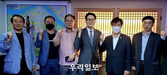 6월 29일 (사)세계부동산연맹 한국대표부 국민의힘 중앙당서울시 이동규 후원회장(오른쪽 두번째) 와 지태용 회장(오른쪽 세번째)가 (사)세계부동산연맹 한국대표부 임원들과 상임고문 위촉식을 갖고 기념촬영을 하고 있다.