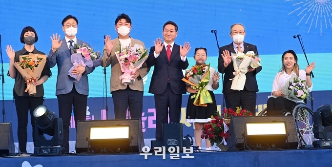 유정복 시장이 시민6명에게 꽃다발을 전달하고 기념촬영을 하고 있다. 