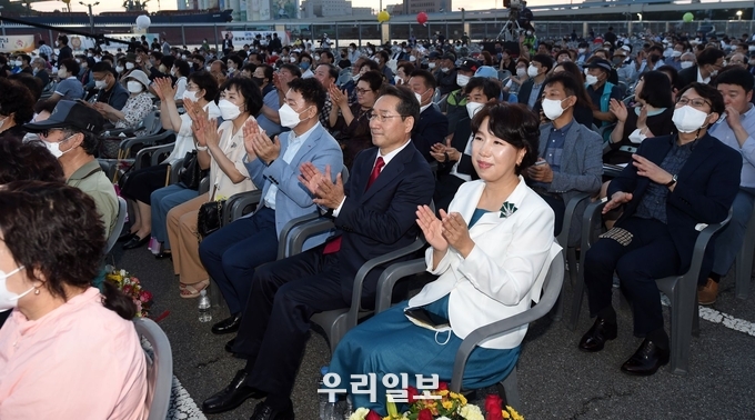 유정복 인천시장이 1일 중구 8부두 상상플랫폼에서 열린 '제1회 나눌래 시민축제'에서 최은영 여사와 공연을 관람하고 있다.