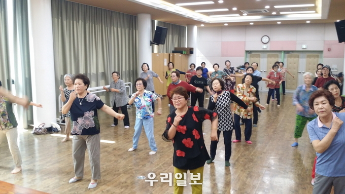 월곶동 프로그램 수강생 들의 모습.(사진=시흥시청)
